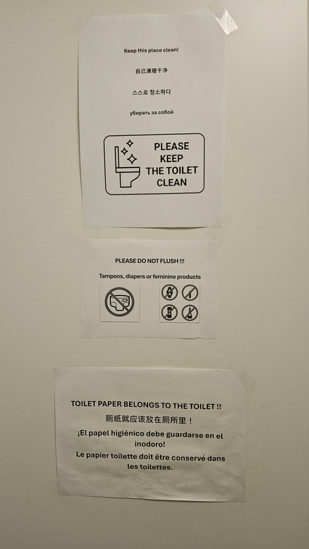 廁所內的告示，店員們也是很辛苦