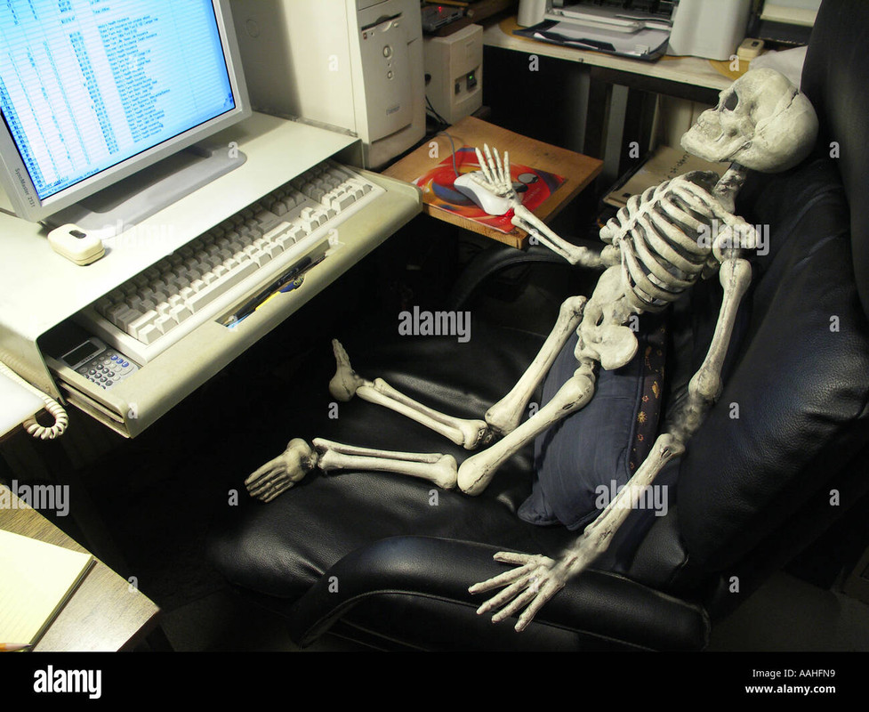 skeleton-using-a-computer-AAHFN9.jpg