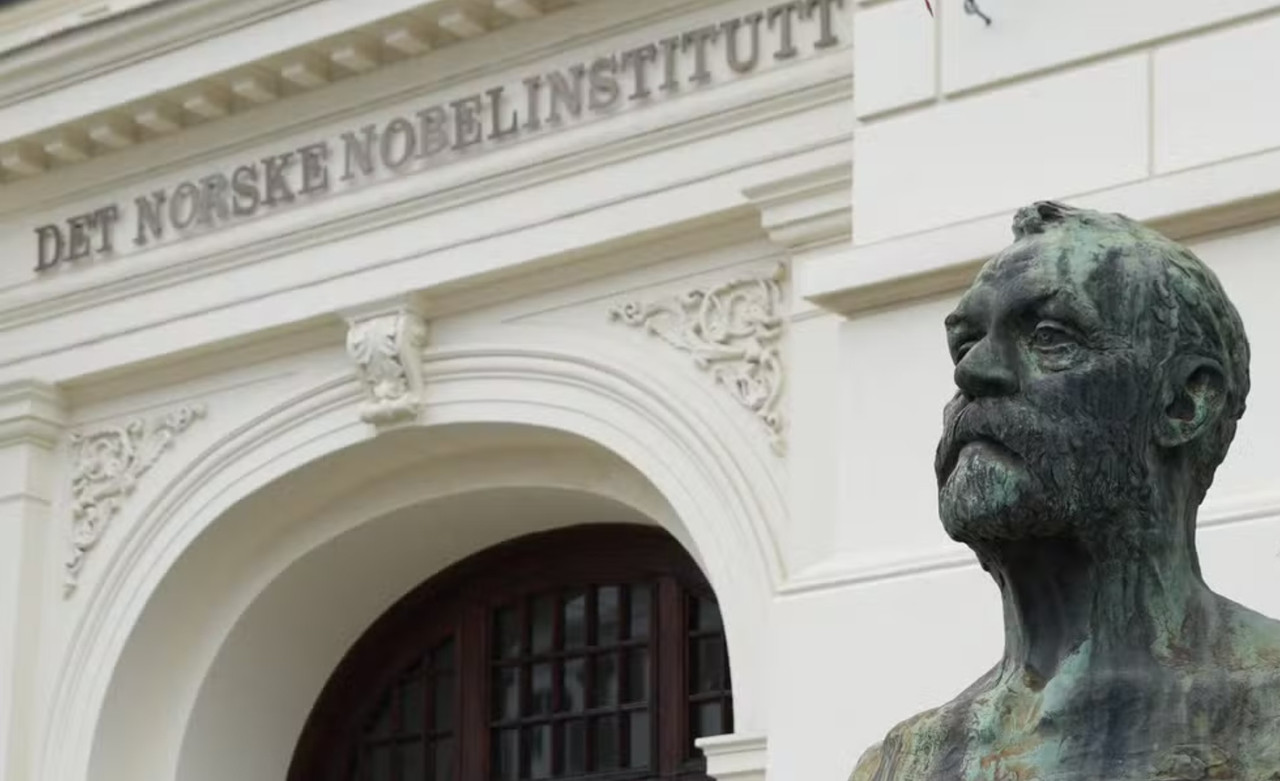 Busto de Alfred Nobel no prédio onde o prêmio é entregue, em Oslo, na Noruega
