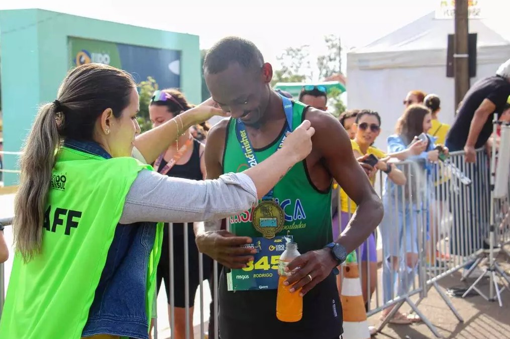 Rodrigo Sobral recebendo medalha de ouro após vencer a Maratona de Campo Grande (Foto: Juliano Almeida)