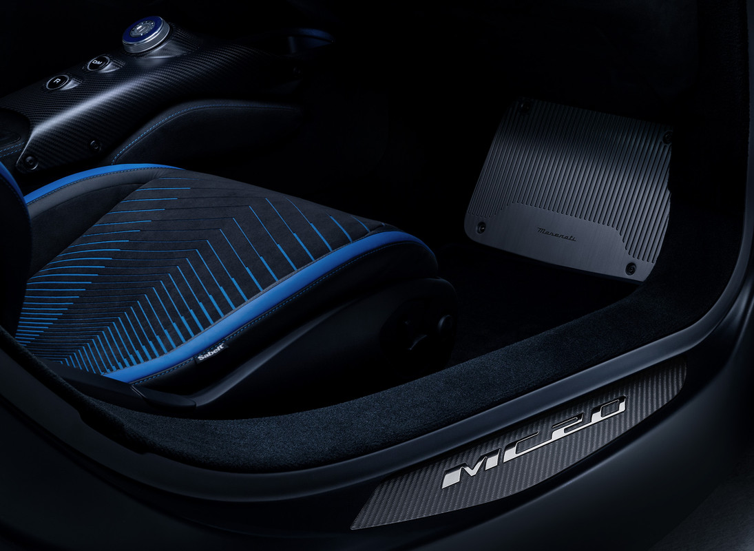 44_Maserati_MC20_interior
