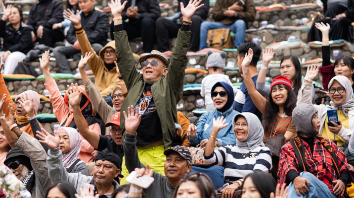 Antusiasme penonton yang bergoyang saat Salma Idol menyanyikan lagu Rungkad dalam pembukaan Jazz Gunung Bromo 2023 yang diadakan di Amphitheater Jiwa Jawa Bromo, Probolinggo, Jawa Timur, pada Jumat (21/7/2023).