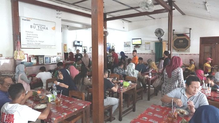 Suasana di dalam Ayam Goreng Bu Toha