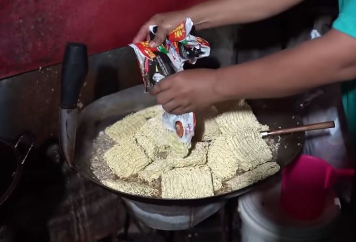 Proses memasak sajian Indomie di Warung Cak Su.