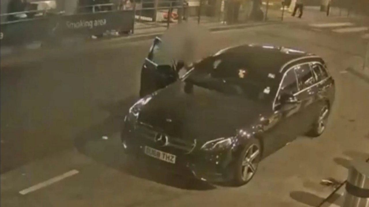 ¡Al estilo GTA! Hombre roba un taxi y protagoniza persecución policial a 200 kph