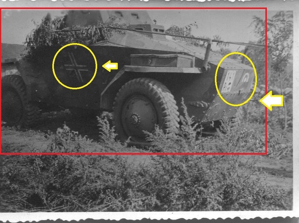 Foto WW II Ungarischer Panzer Spähwagen mit Kenn