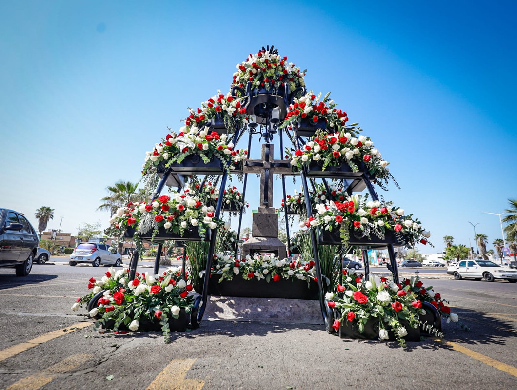 Recuerdan muerte de Edgar Guzmán, decoran cenotafio del primogénito de El Chapo