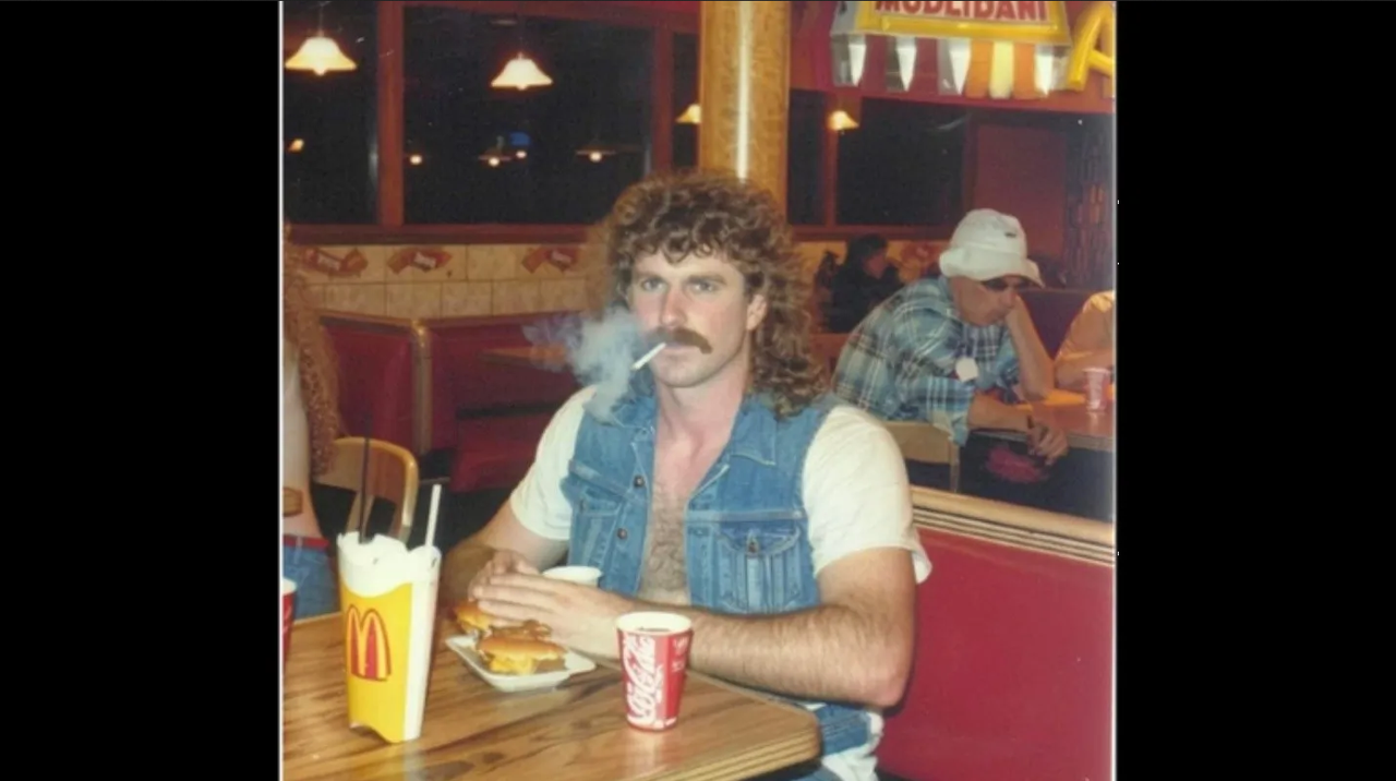 Imagen viralizada de un hombre fumando en un McDonald’s se realizó con IA