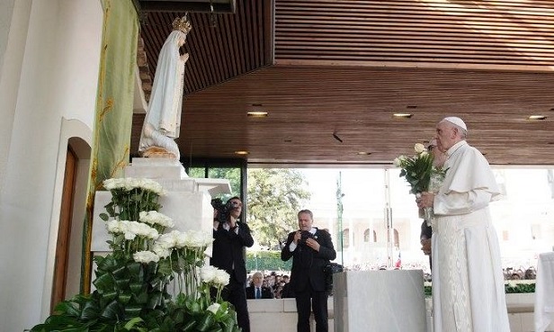 Il 25 marzo il Papa consacrerà Russia e Ucraina al Cuore Immacolato di Maria dans Articoli di Giornali e News Papa-Francesco-e-la-Vergine-Maria