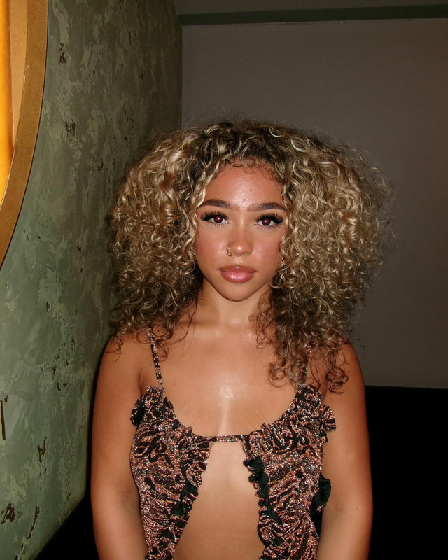 shanaimay posts 2024-07-07 04.45 C9HsoIHgc-1_2_4 450329560_18315936313194394_3125334485614923724_n