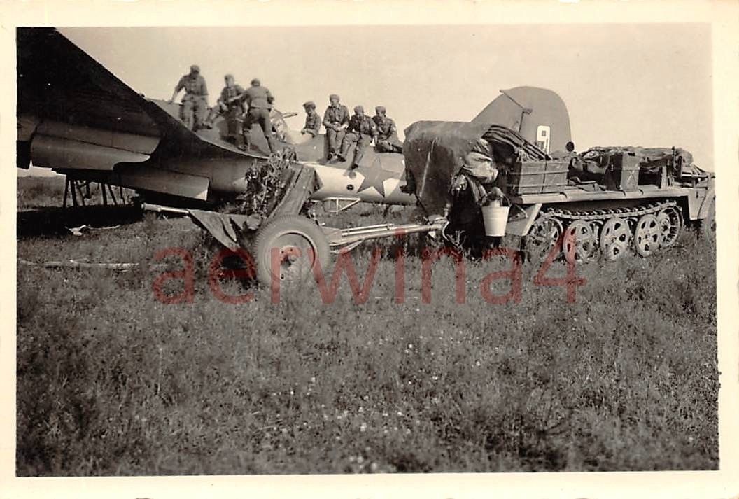 Panzerjäger PAK - Geschütz vor russ. Bomber SB