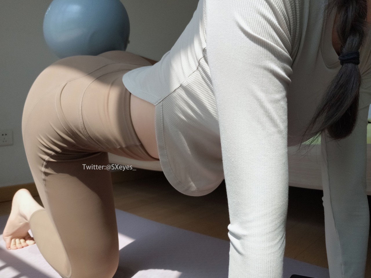 眼 酱 大 魔王 w nude 瑜伽服写真美图，卧室佳人自然性感之美插图2