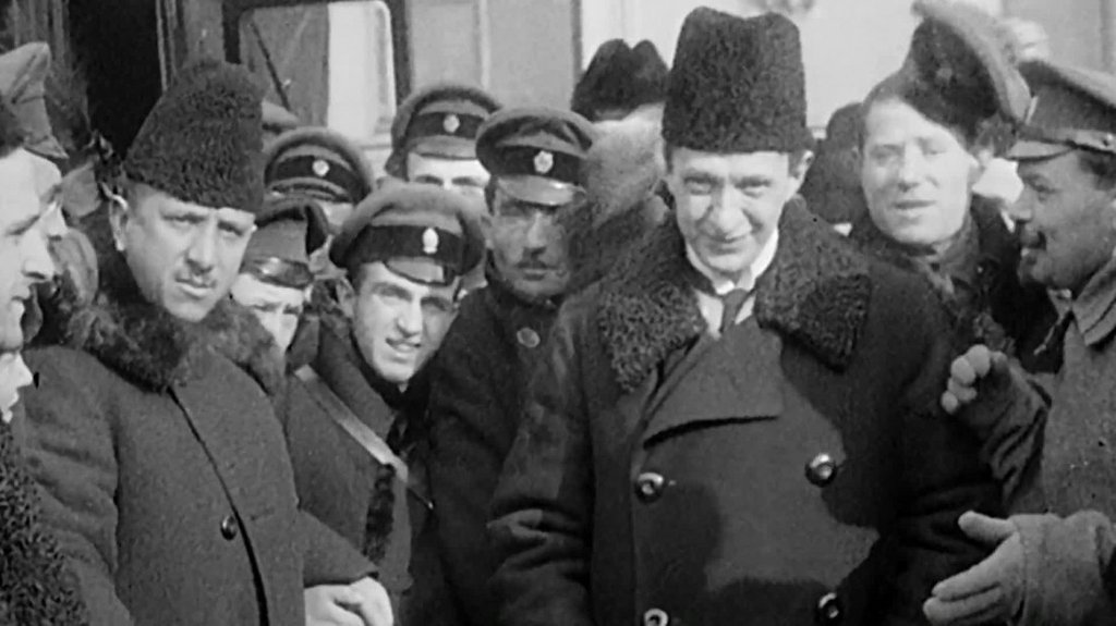 1917 One Year Two Revolutions | En,6CH | [1080p] WEB (x264) P4ffx2g5wh1m