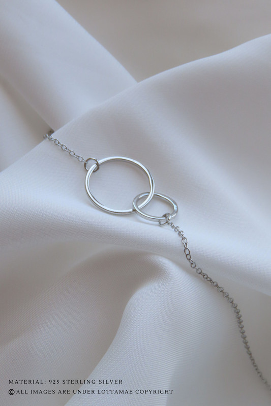 Esta preciosa pulsera minimalista para madre e hijo es la forma perfecta de demostrar tu amor y aprecio. Elaborada con plata de ley 925 y chapada en oro de 18k para un acabado de lujo, consta de dos anillos, uno grande y otro pequeño, que simbolizan el vínculo entre madre e hijo. Su diseño sencillo es llamativo pero discreto, por lo que es perfecto para llevar a diario. Un diseño atemporal que tanto usted como su hijo atesorarán para siempre. Regala esta pulsera como un recuerdo especial que será apreciado y recordado durante muchos años.
