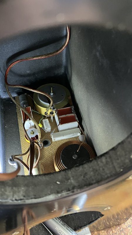 [Bild: KEF-Weiche-eingebaut.jpg]