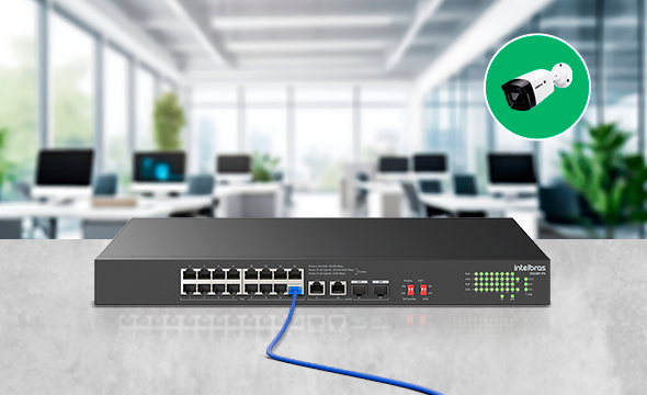 Switch Intelbras S1118F-PA com visão frontal das portas PoE e Gigabit