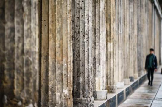 Impactos de bala son visibles en las columnas del Altes Museum de Berlín