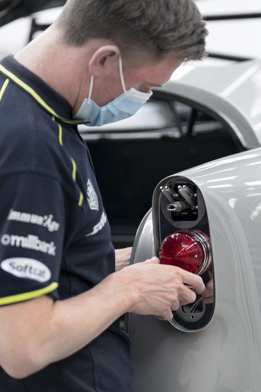 AstonMartinDB5GoldfingerContinuation_06