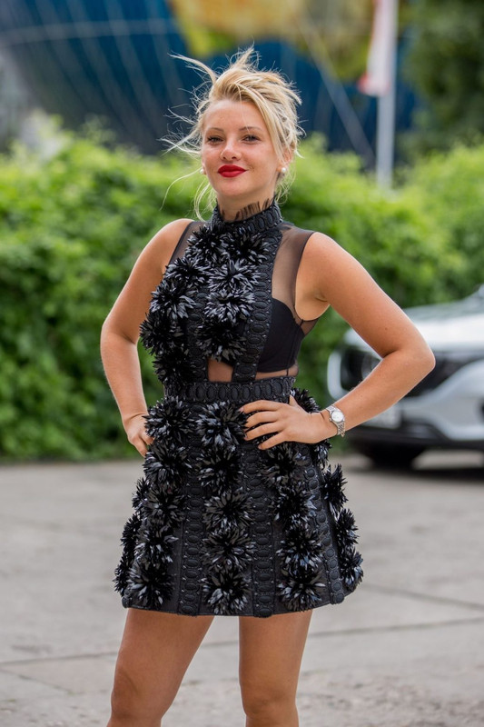 Evelyn-Burdecki-UpskirtSTARS.com-3-1024x1536 (1)