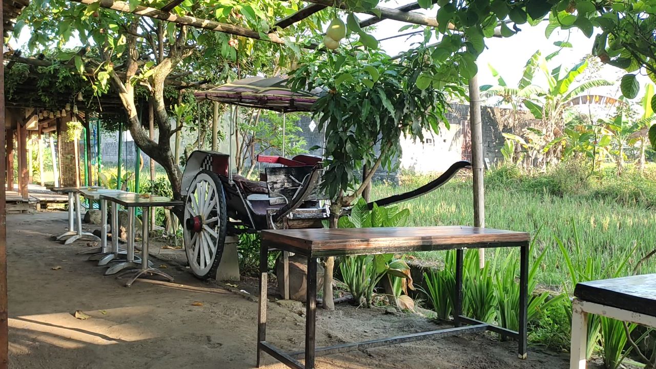 Suasana khas pedesaan di warung Saoto Bathok Mbah Katro Jogja.