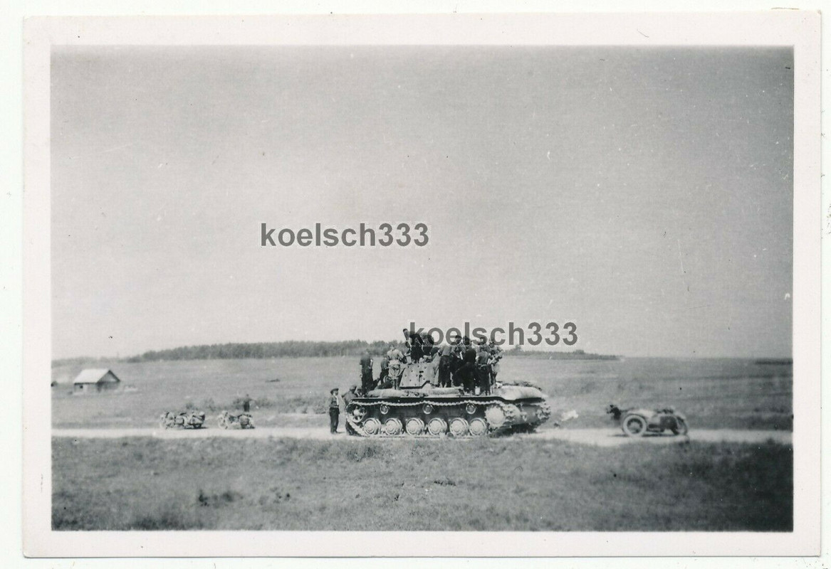 Foto Panzermänner der Wehrmacht auf einem erbeuteten russischen KW-I Panzer