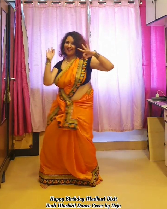 [Image: buty-aunty-dancing-in-orange-saree-mp4-s...08-490.jpg]