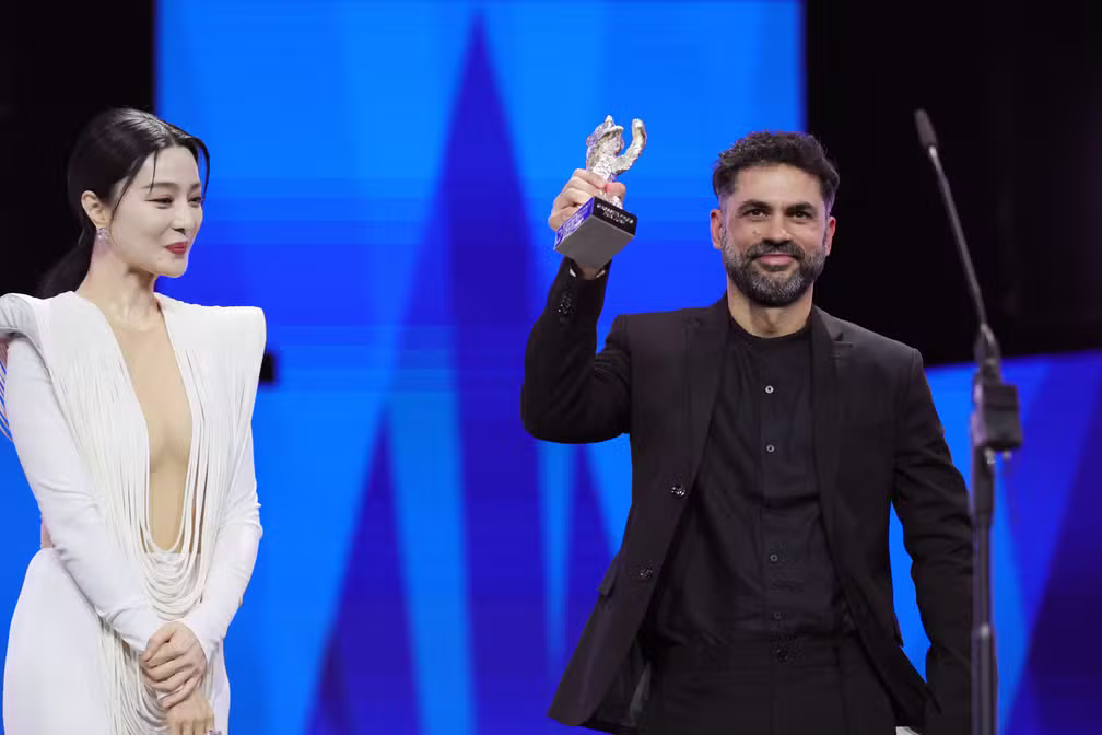 Gabriel Mascaro agradecendo pelo prêmio no Festival de Berlim