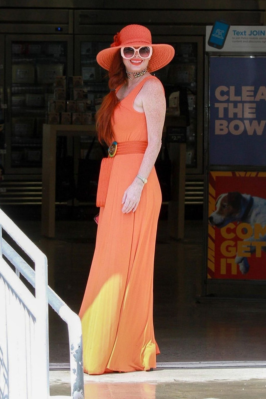 Phoebe-Price-Pantyless-UpskirtSTARS.com (10)