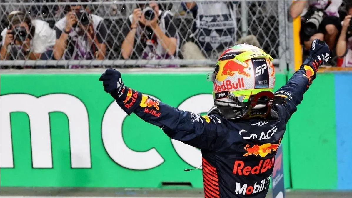 Christian Horner felicita a Checo Pérez por su triunfo en Arabia Saudita