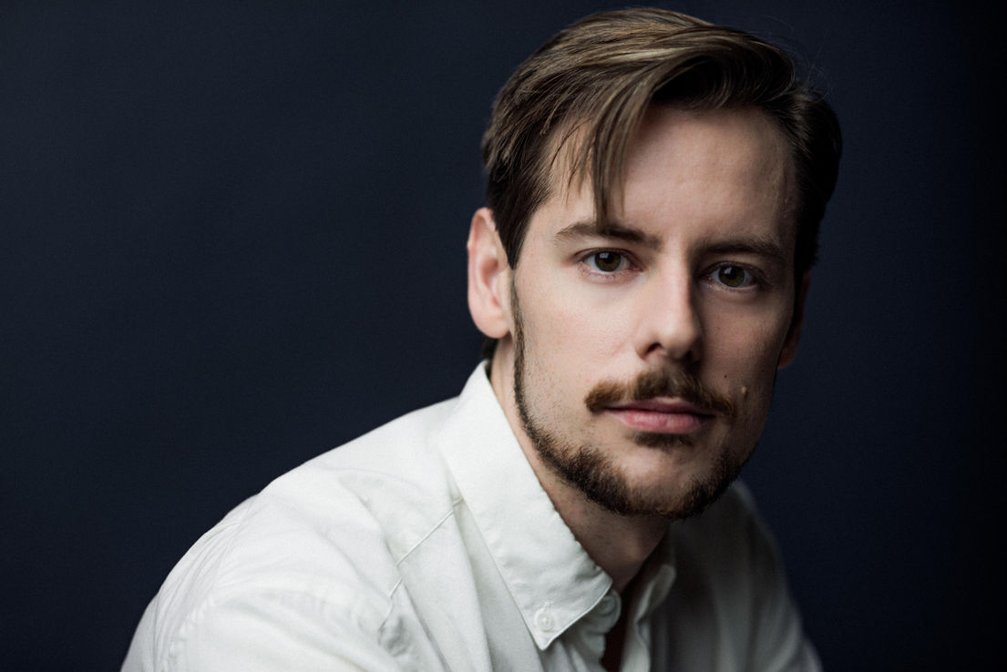 El periodista escribió perforando los pliegos con un clavo