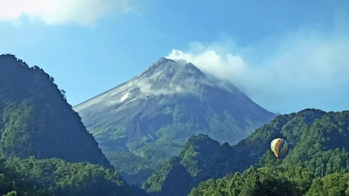 Pemandangan Gunung Merapi dari Nawang Jagad, tempat wisata alam di Jogja uang dekat tempat makan dan tempat sewa motor.