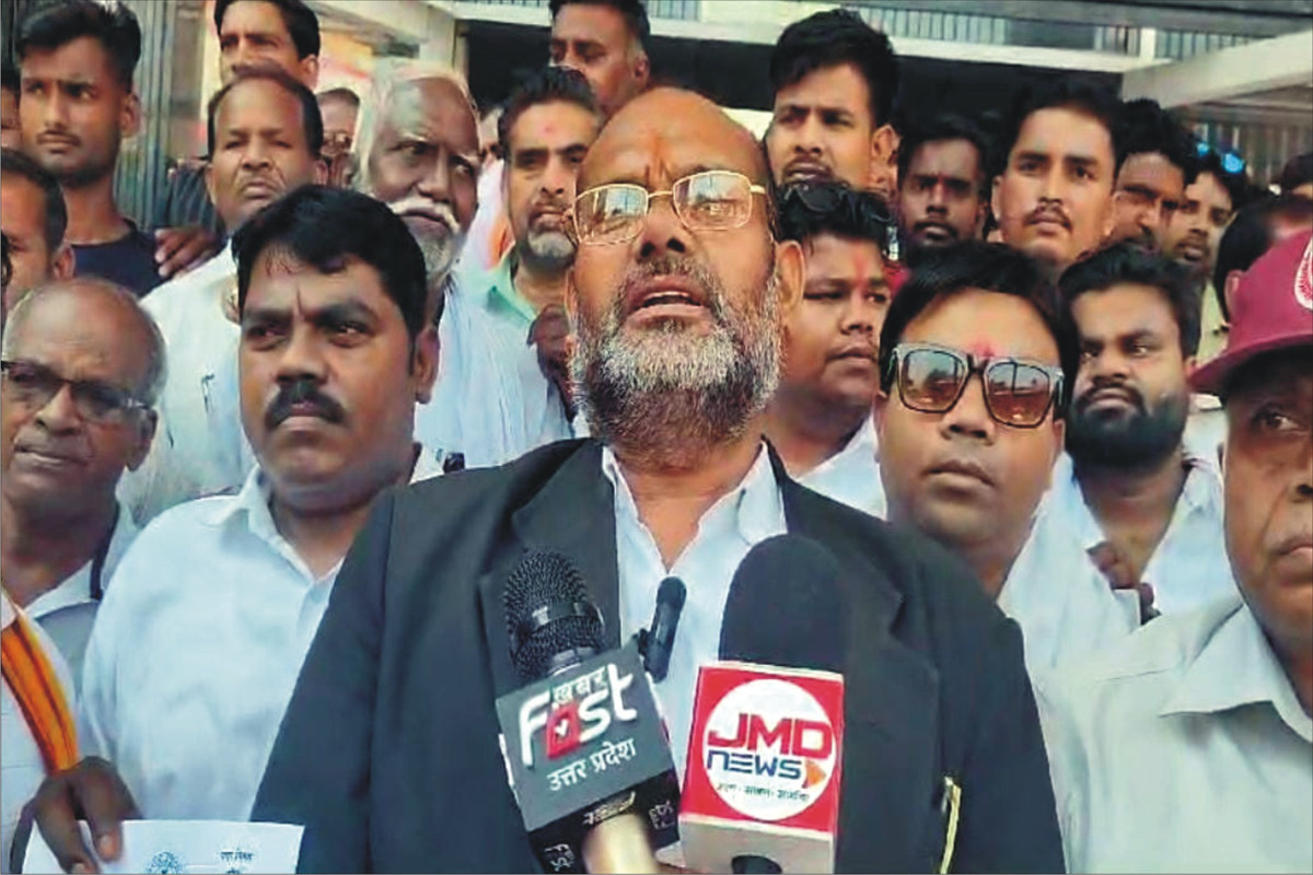 पार्षद को फर्जी मुकदमे में फंसाए जाने हेतू नगर आयुक्त को दिया ज्ञापन 