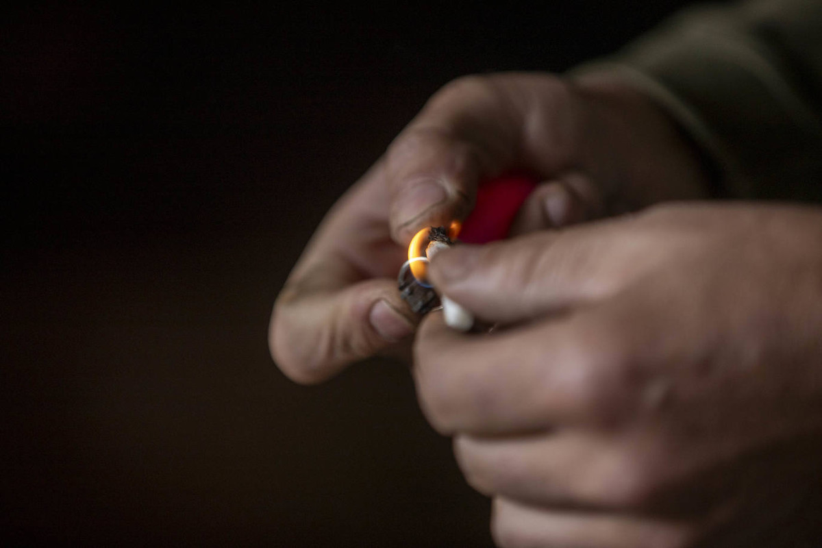 [Encendiendo un cigarro]