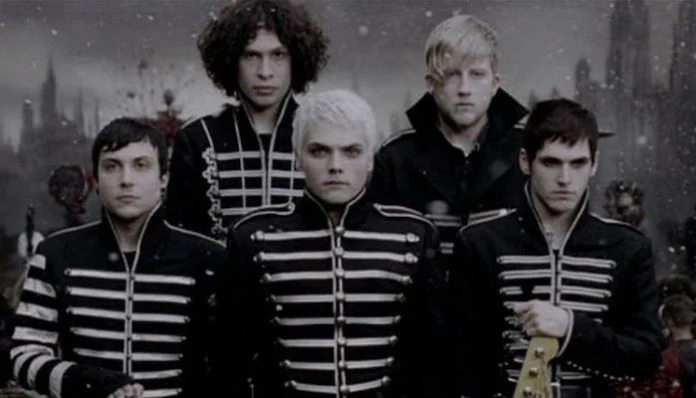 AltPress, "SOME MY CHEMICAL ROMANCE FANS JUST SAW THIS ‘BLACK PARADE’ EASTER EGG" [Traducción] [31.08.2020] My-chemical-romance-the-black-parade-min-696x398