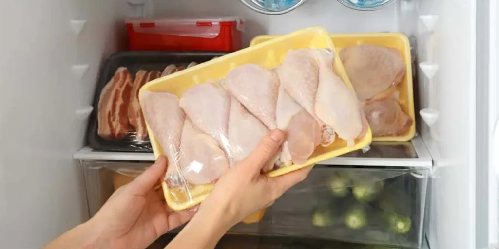 ¿Qué pasa si hierves el pollo congelado?