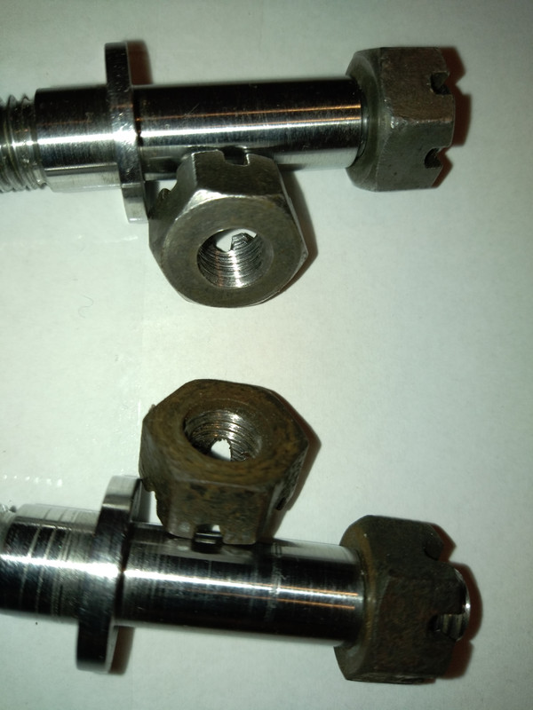 2. axe d'amortisseur AR avec écrou de 12x175 côté roue