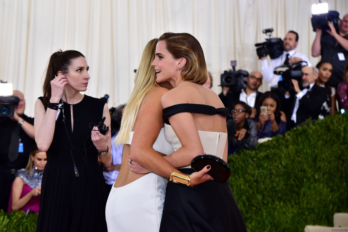 emmawatson-updates.com (331)