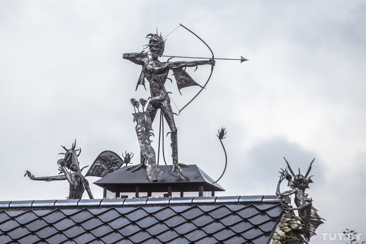 Под Минском бизнесмен построил дом, которого боятся соседи: "Внучку мимо не вожу"