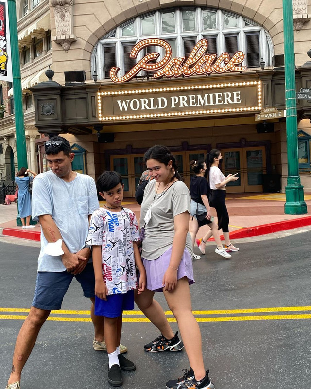 Aksi kocak antara Edo Borne dan kedua anaknya saat liburan keluarga ke Singapura.