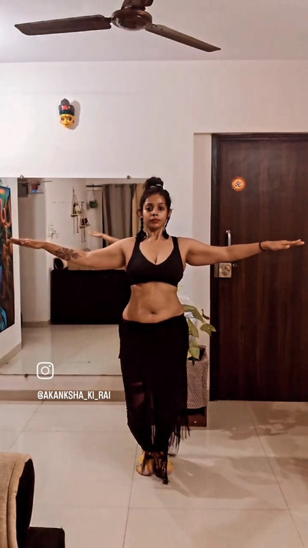 [Image: desi-girl-sexy-belly-dance-in-black-cost...12-010.jpg]