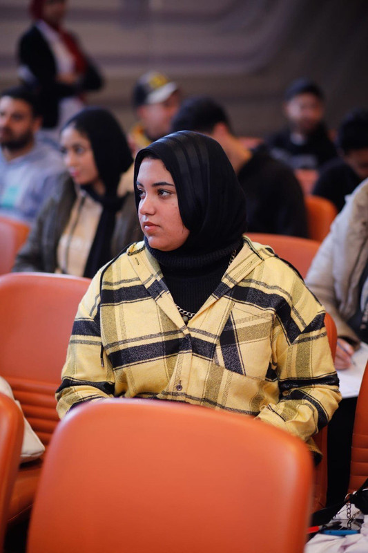 طالبة تركز في المحاضرة