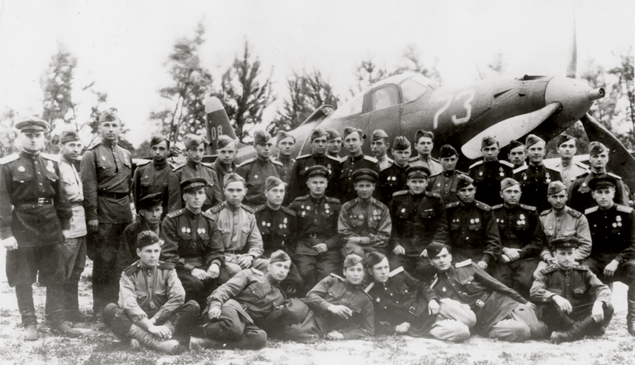 Bell-P-39-Airacobra-30GvIAP-180IAD-White-73-with-pilots-on-Belorussian-front-1945-01