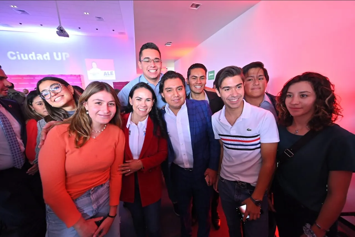 Alejandra del Moral se reúne con jóvenes de la Universidad Panamericana