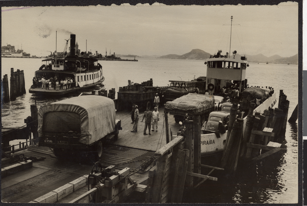 Balsa de transporte de veículos e animais do início do século XX. Acervo_ Arquivo Nacional. 1835