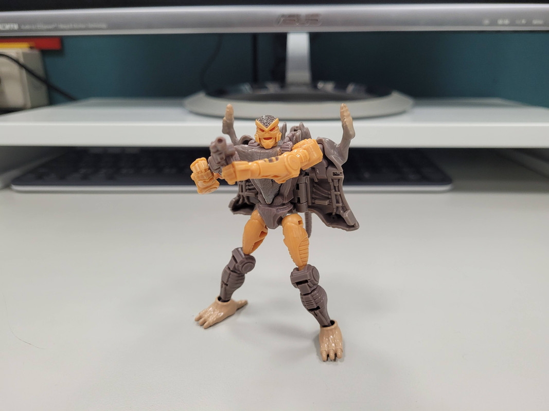 Netflix-War-For-Cybertron-Optimus-Primal-Rattrap-16