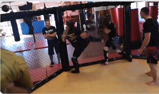 Момиче нокаутира момче в ММА спаринг