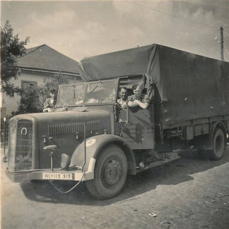 Дизельный грузовик Saurer на службе в Люфтваффе.