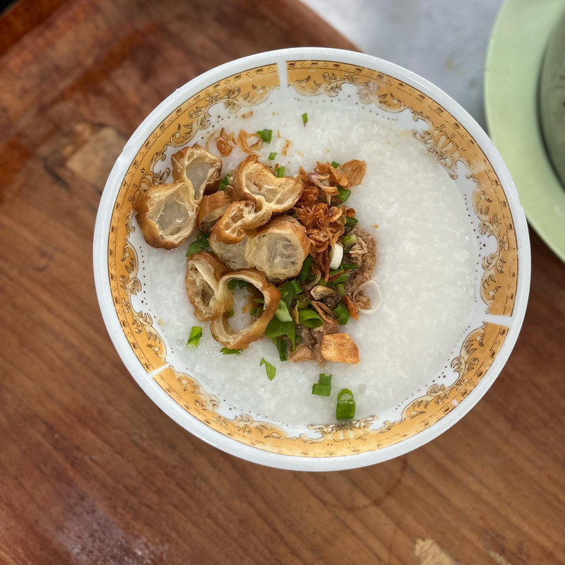 Menu bubur ayam di Depot Miki, tempat sarapan enak di Balikpapan.