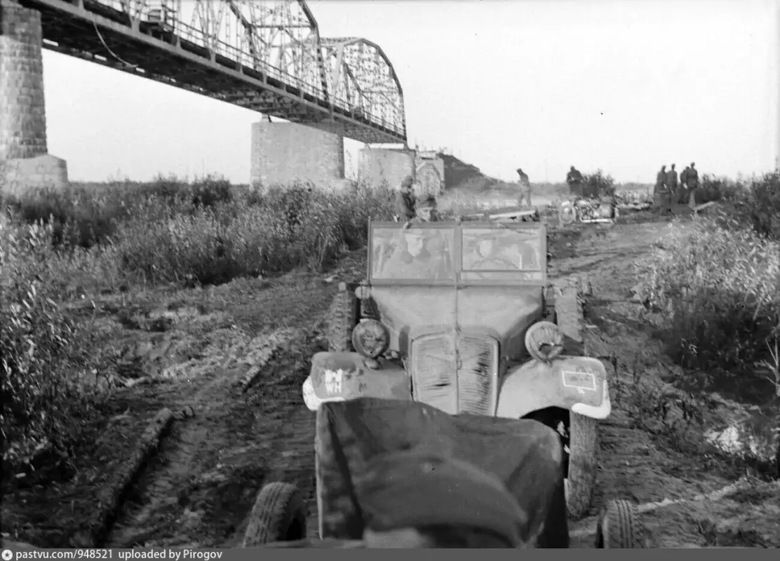 Vormarsch des 14.Inf.Rgt.135 (ua Kübelwagen mit Truppenkennzeichen der 45.ID) über Notbrücke bei zer