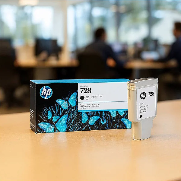Tinta HP 728 sendo instalada em plotter HP DesignJet